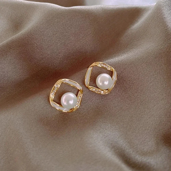 NEW Square Pearl Stud Earrings Gold & White - Picture 1 of 6